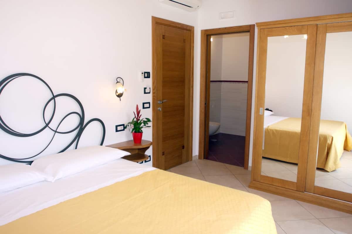Premium bedding, desk, soundproofing, free WiFi