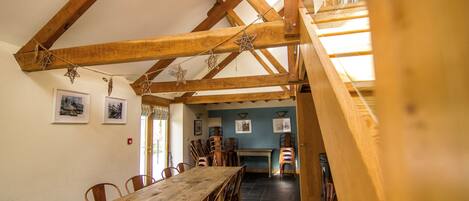 Tabla de planchar con plancha, wifi gratis y ropa de cama