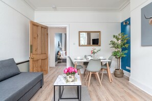 West Mount Apartment First floor | Wohnbereich | Flachbildfernseher, Kamin