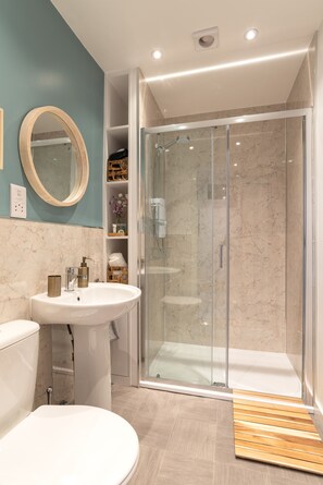 West Mount Apartment First floor | Banheiro | Chuveiro, produtos de toalete grátis, secador de cabelo 