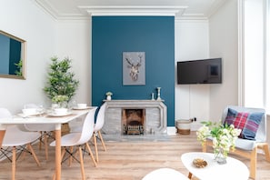 West Mount Apartment Ground Floor | Living area | Flat-screen TV, fireplace - West Mount Apartment (Aberdeen)