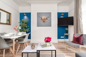 West Mount Apartment First floor | Wohnbereich | Flachbildfernseher, Kamin