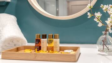 West Mount Apartment Ground Floor | Bathroom amenities | Shower, free toiletries, hair dryer, towels