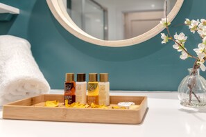 West Mount Apartment Ground Floor | Bathroom amenities | Shower, free toiletries, hair dryer, towels - West Mount Apartment (Aberdeen)