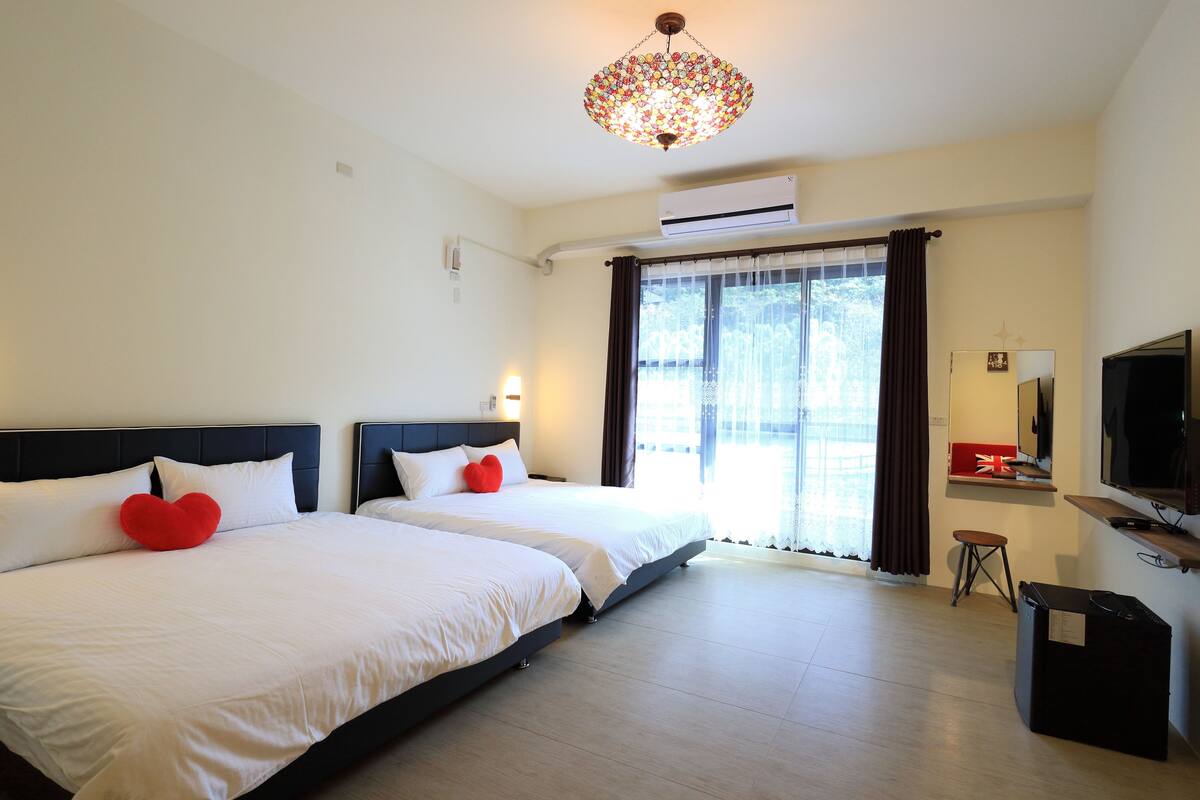 Habitación cuádruple panorámica, 2 camas de matrimonio, vistas a la montaña | Ropa de cama de alta calidad, escritorio, cortinas opacas