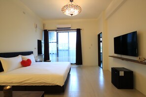 Habitación panorámica doble, 1 cama de matrimonio, vistas a la montaña | Ropa de cama de alta calidad, escritorio, cortinas opacas