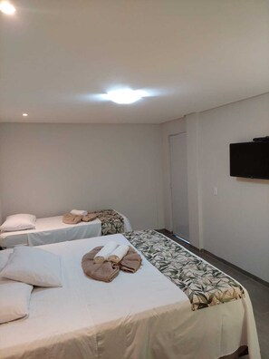 Een minibar, een strijkplank/strijkijzer, gratis wifi, beddengoed
