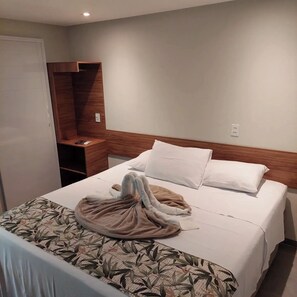 Een minibar, een strijkplank/strijkijzer, gratis wifi, beddengoed
