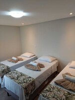 Minibar, tabla de planchar con plancha, wifi gratis y ropa de cama 