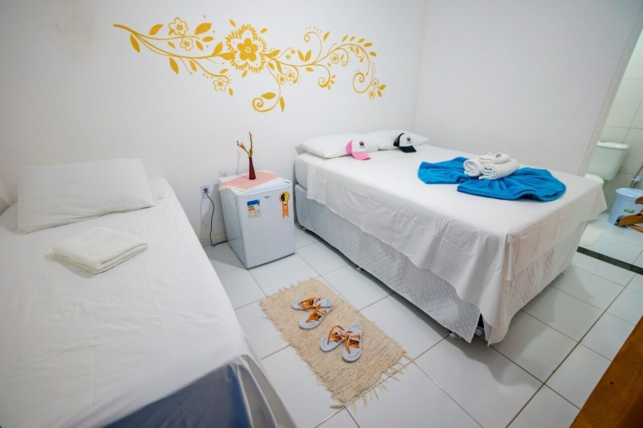 Habitación triple familiar, vista al jardín | Minibar, tabla de planchar con plancha, wifi gratis y ropa de cama 