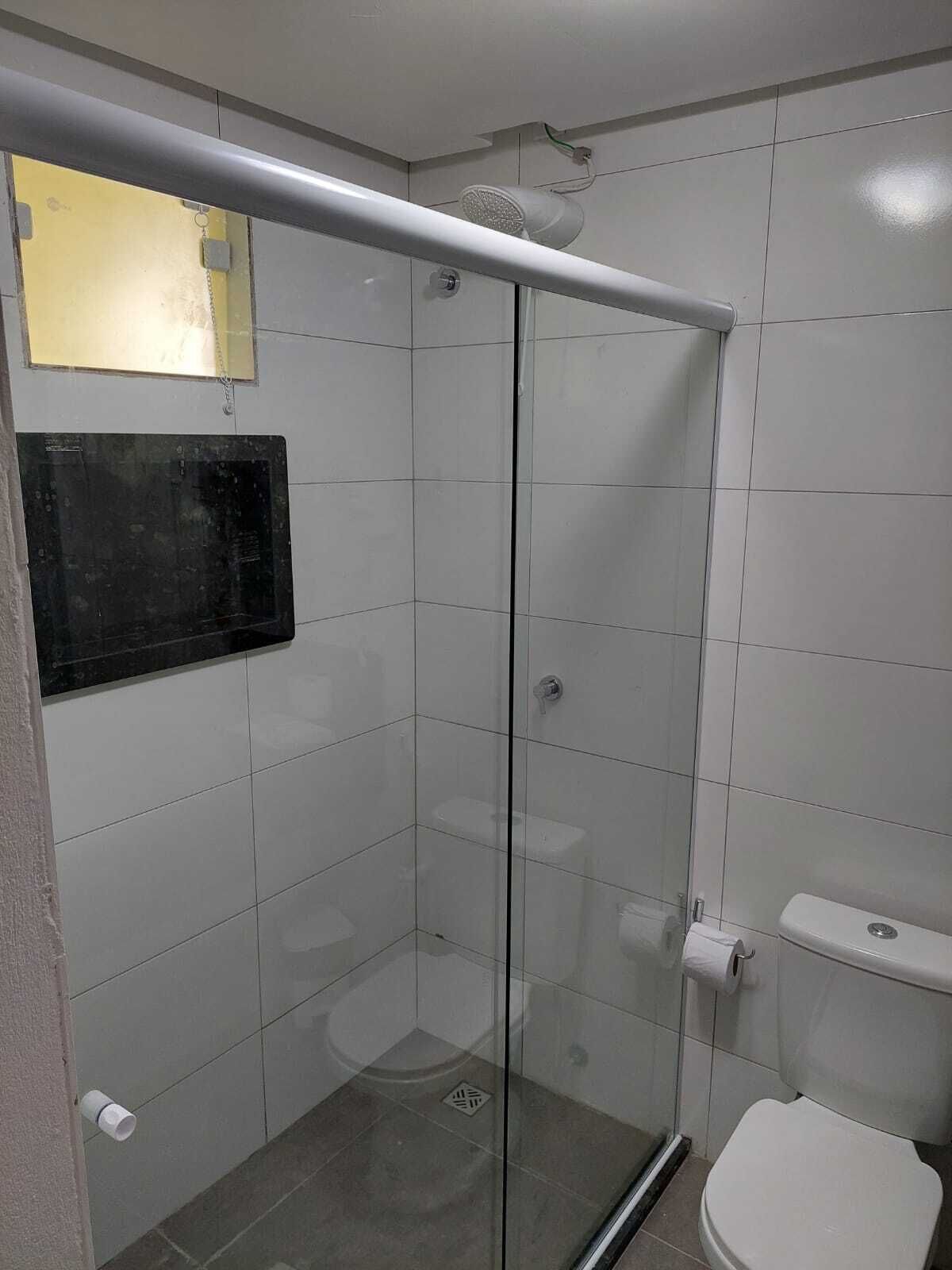 Ein modernes Badezimmer mit Duschkabine, Toilette und Waschbecken.