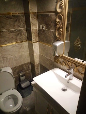 Bañera profunda, secador de pelo, pantuflas, toallas
