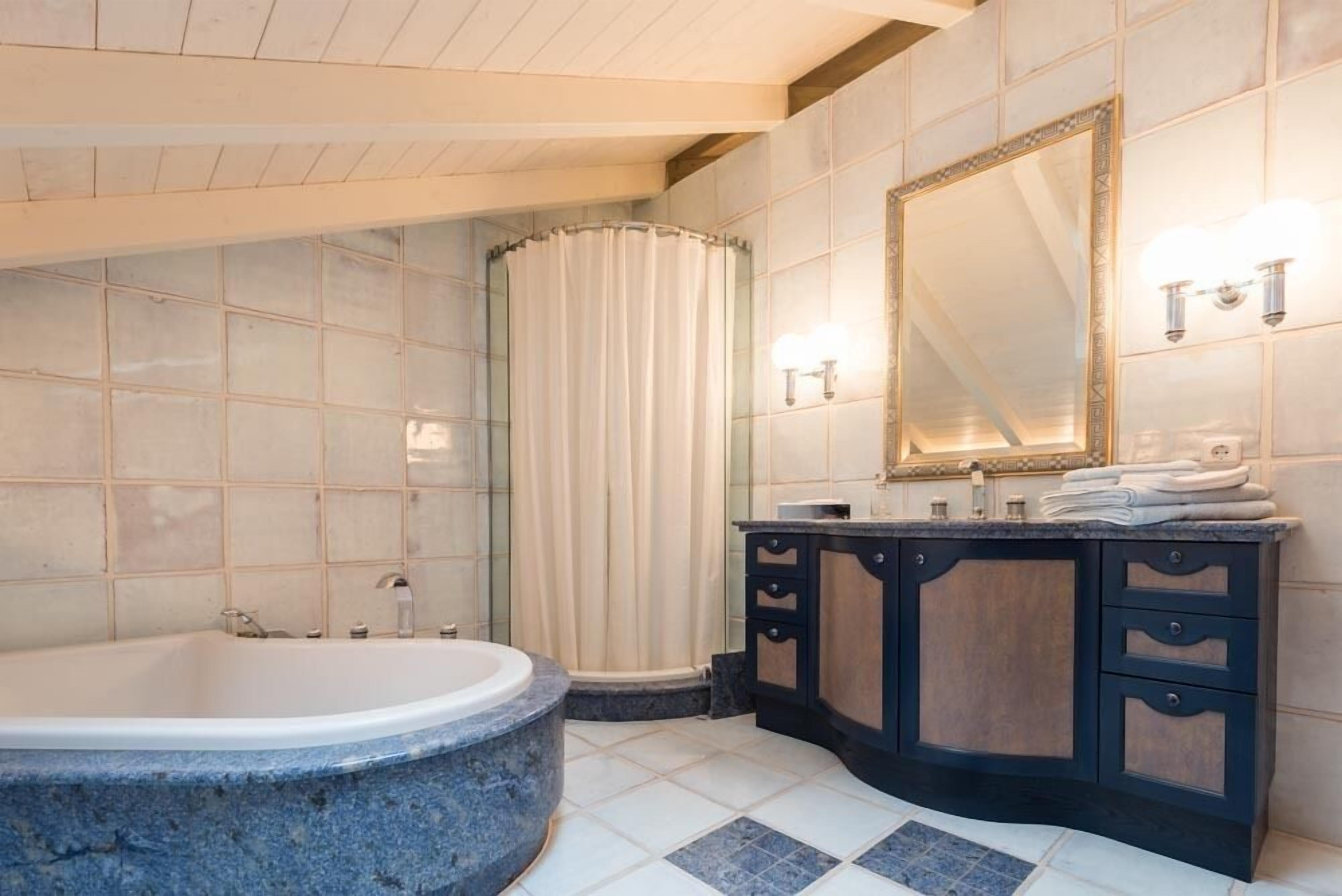 Suite | Salle de bain | Sèche-cheveux, bidet, serviettes fournies
