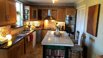 Deluxe Cottage, 4 Bedrooms | Private kitchen | Fridge, microwave, oven, stovetop