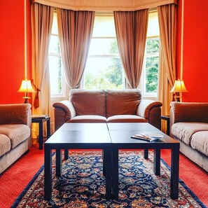 Deluxe House, 10 bedrooms | Oleskelualue | Taulutelevisio, takka