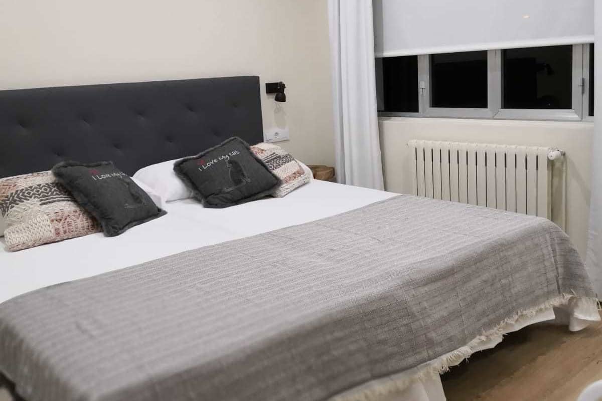 Desk, cribs (free), rollaway beds (surcharge), WiFi (free)