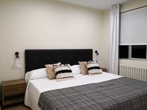 Double or Twin Room | Desk, free cribs/infant beds, rollaway beds, free WiFi - A Torre do Lago (Valdovino)