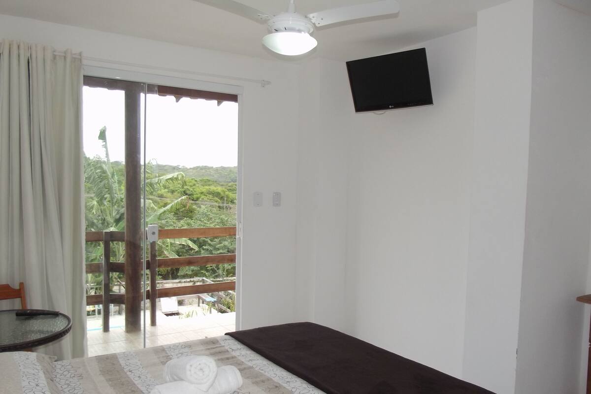 Quarto casal ou duplo, 1 cama de casal, vista para o jardim | Cortinas blackout, roupa de cama