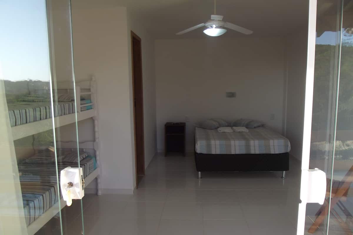Suíte, várias camas, vista para o jardim | Cortinas blackout, roupa de cama