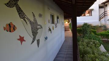 Quarto triplo, várias camas, vista para o jardim | Vista do quarto