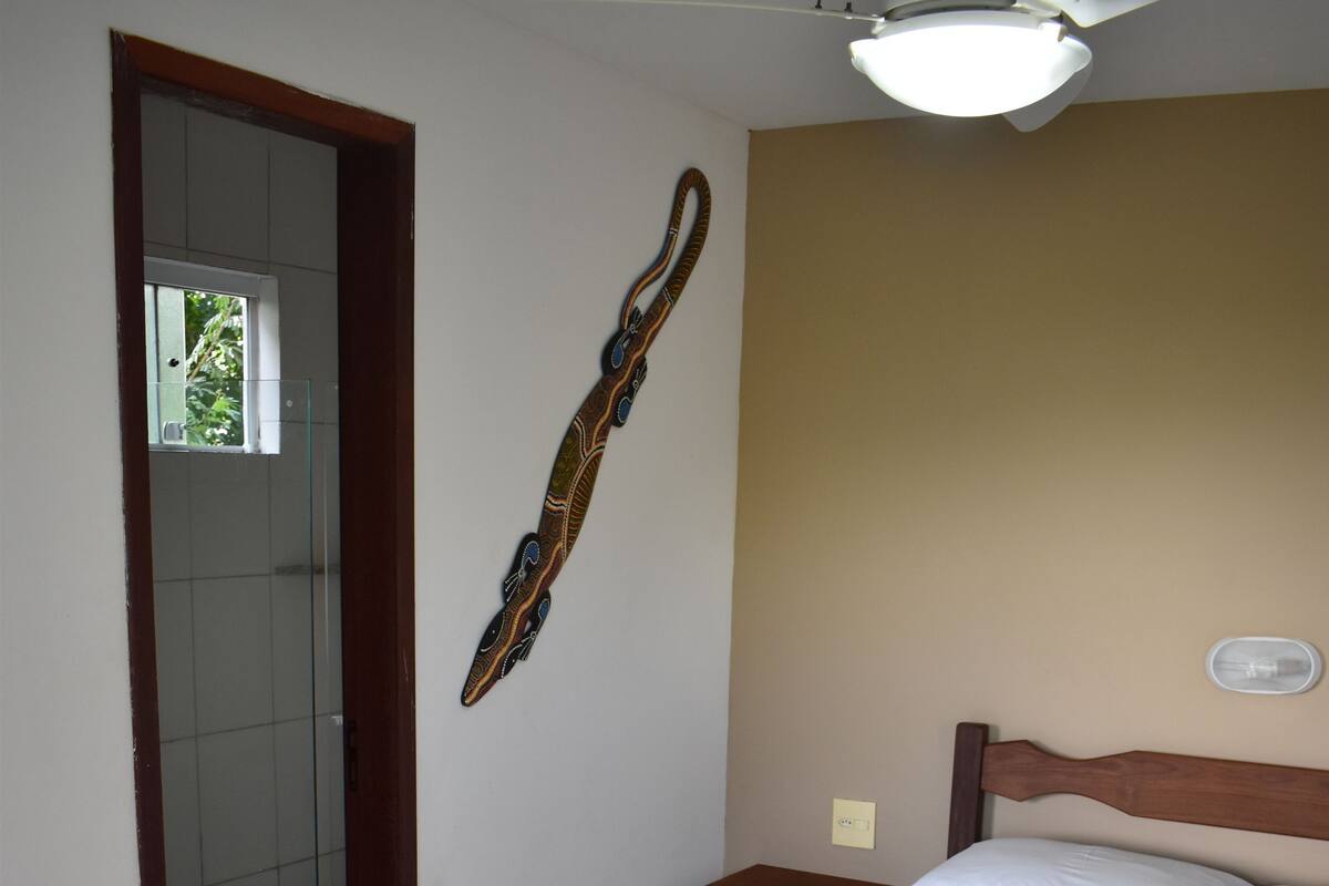 Quarto triplo, várias camas, vista para o jardim | Cortinas blackout, roupa de cama
