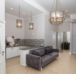 Apartemen Deluks, pemandangan laut | 1 kamar tidur dan didekorasi berbeda-beda