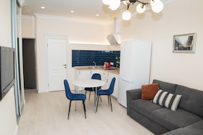 Apartemen Deluks, beranda, pemandangan kebun | Dapur pribadi | Lemari es, microwave, kompor, dan mesin pencuci piring