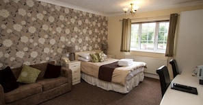 Doppia Superior | Con stile personalizzato, con arredamento individuale, una scrivania