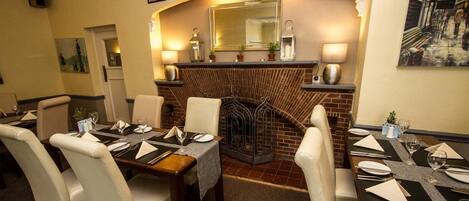 Breakfast, lunch, dinner served; British cuisine