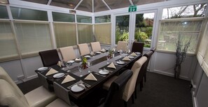 Aperto a colazione, pranzo e cena, cucina britannica 