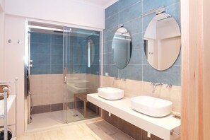Suite | Bathroom | Shower, rainfall showerhead, free toiletries, hair dryer