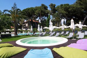 Una piscina al aire libre de temporada