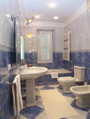 Habitació doble superior | Bany | Dutxa, capçal de dutxa tipus cascada i articles de tocador gratuïts 
