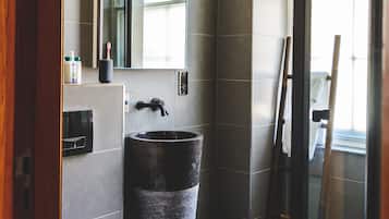 City-Apartment, 1 Doppelbett und Schlafsofa, Stadtblick | Badezimmer | Dusche, Designer-Toilettenartikel, Haartrockner, Handtücher