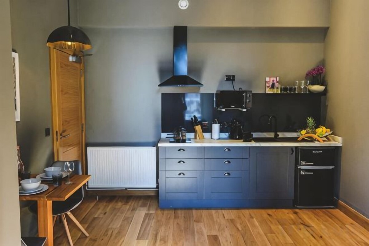 Fridge, microwave, stovetop, electric kettle