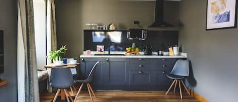 City Apartment, Multiple Beds, City View | Private kitchen | Fridge, microwave, stovetop, electric kettle