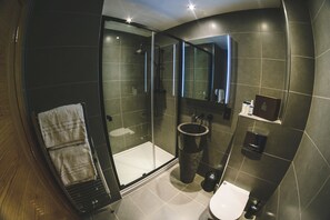 City Apartment, Multiple Beds, City View | Bathroom | Shower, designer toiletries, hair dryer, towels - MONO Suites Old Town (Edinburgh)