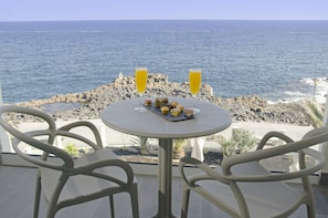 Cortinas blackout, tabla de planchar con plancha y wifi gratis 