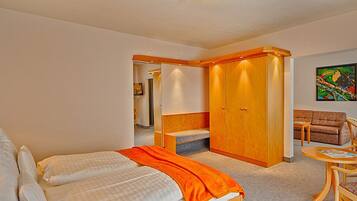 Suite | In-room safe, desk, soundproofing, free cribs/infant beds
