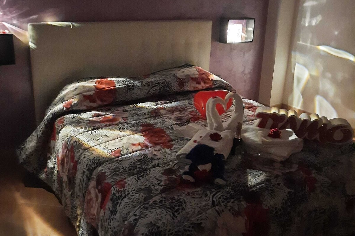 Deluxe Double Room, 1 Queen Bed | 1 bedroom, free minibar items, desk, rollaway beds