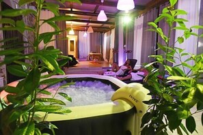 Aromaterapi, massasje med varme steiner og ayurvediske behandlinger