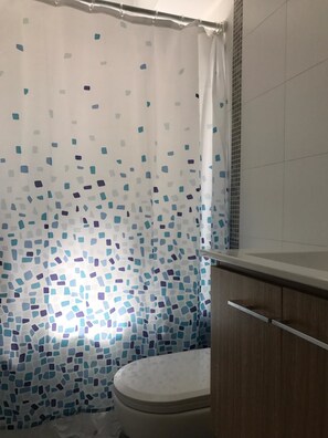 Apartment, Mehrere Betten | Badezimmer