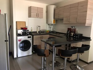 Apartamento, varias camas | Cocina privada | Frigorífico, microondas, placa de cocina y utensilios de cocina