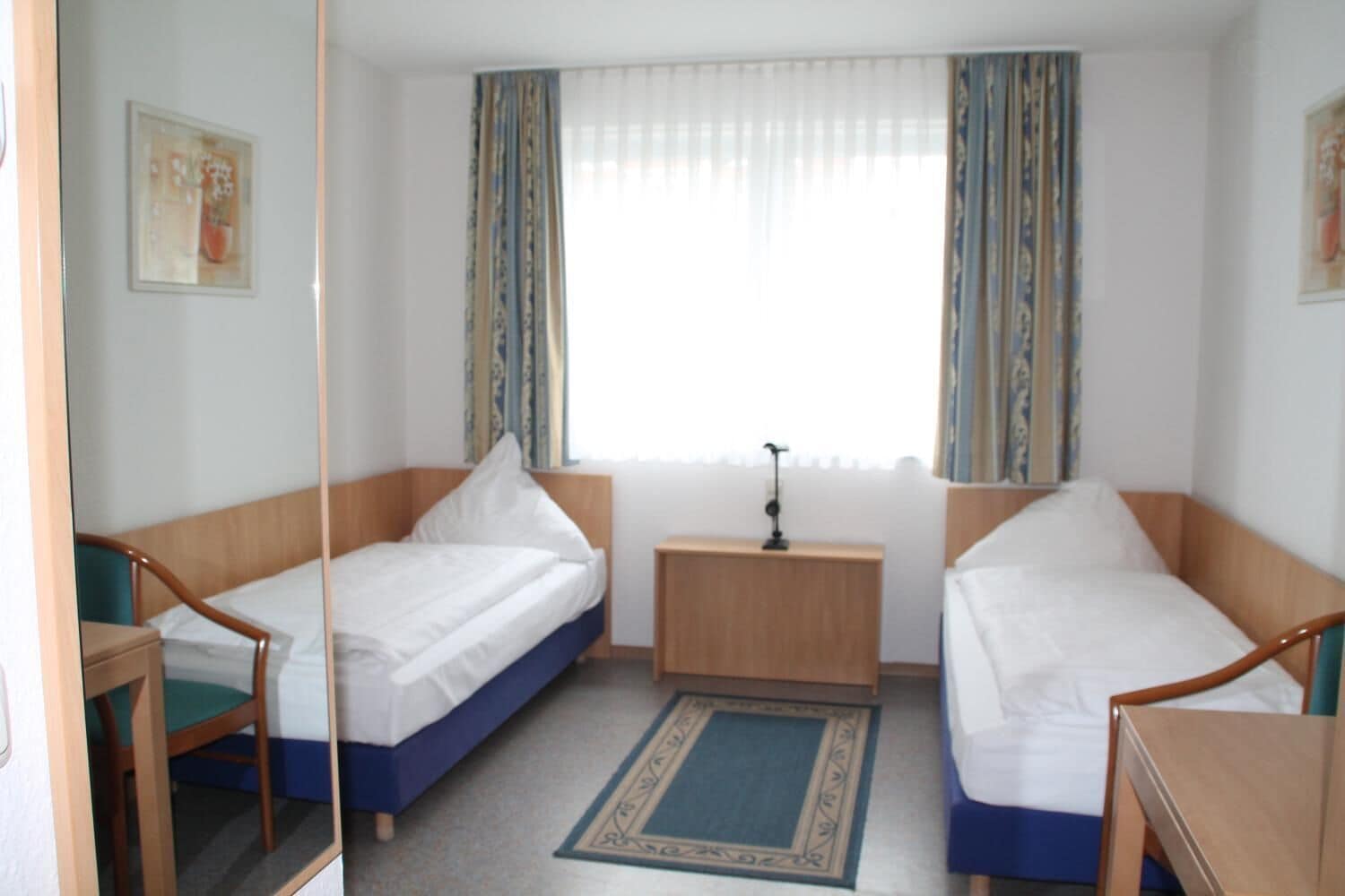 Twin Room | Desk, laptop workspace, blackout curtains, soundproofing