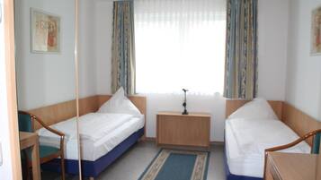 Twin Room | Desk, laptop workspace, blackout curtains, soundproofing