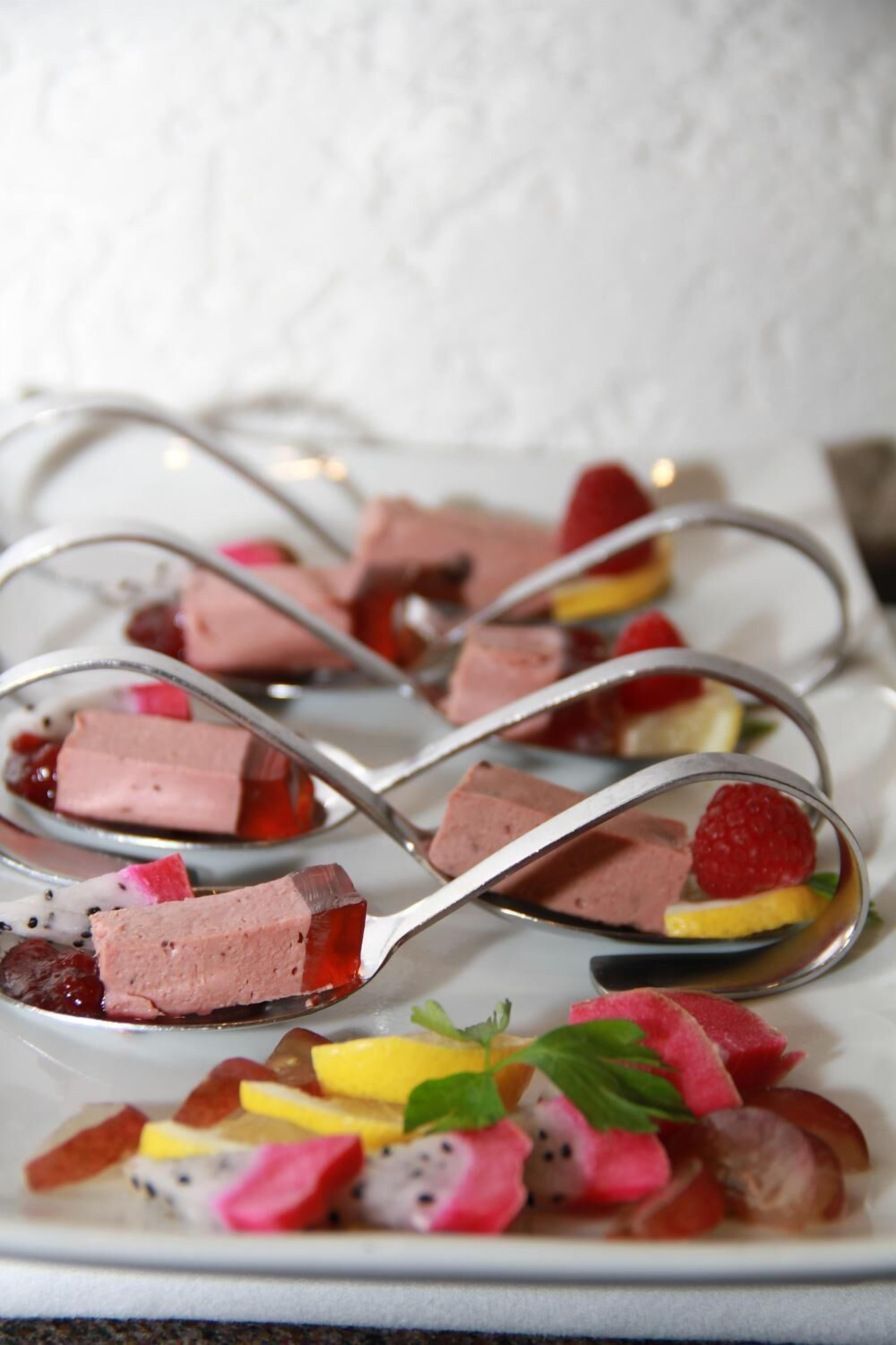Een dessertbord met verschillende soorten fruit en chocolademousse.