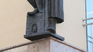 A statue of a seated figure on a pedestal, with a building in the background. - Hotel Römerhof by Trip Inn (Hanau)