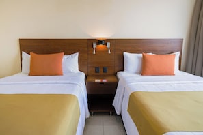 Chambre Supérieure, 2 lits doubles | Bureau, fer et planche à repasser, Wi-Fi gratuit, draps fournis