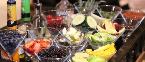Un bufé con diversas opciones de fruta y bebidas.