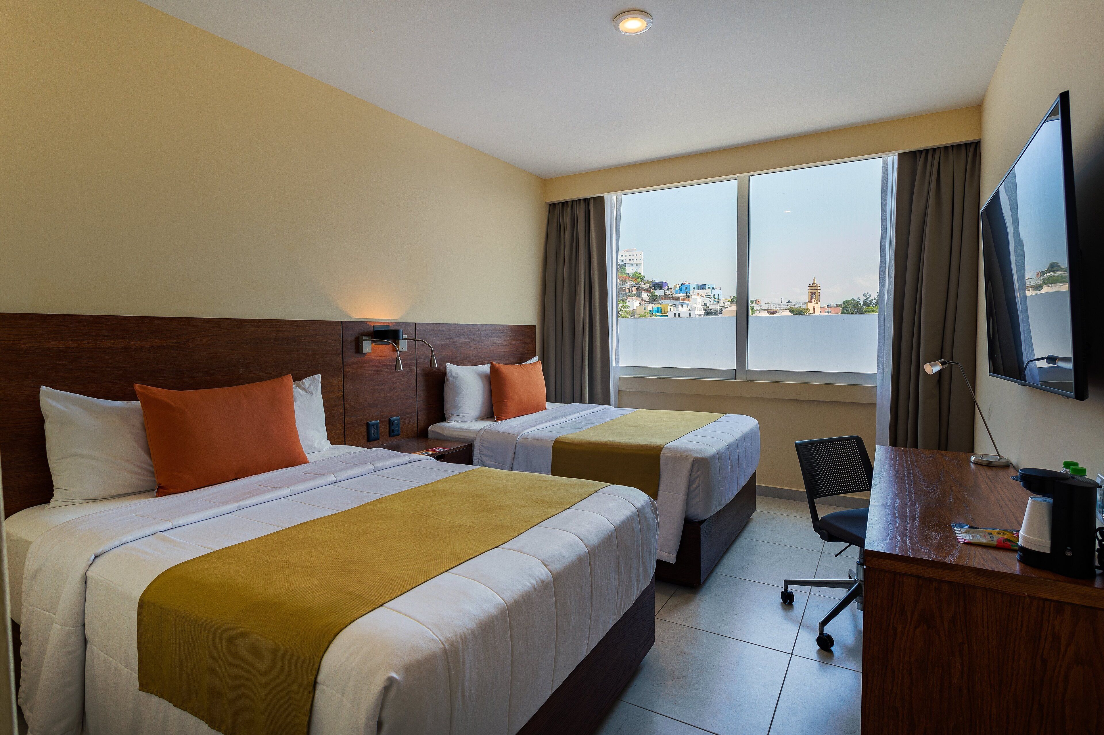 Habitación superior, 2 camas matrimoniales | Escritorio, tabla de planchar con plancha, wifi gratis y ropa de cama 